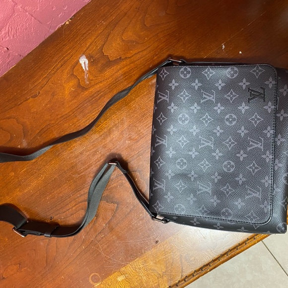 LOUIS VUITTON MESSENGER BAG - Picture 2 of 14